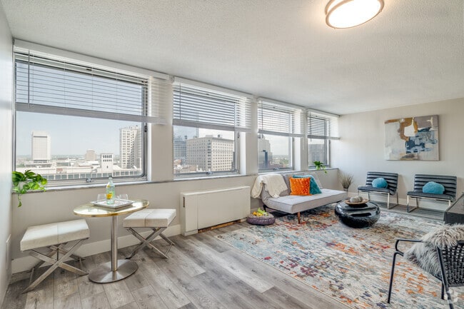 1 habitación, 1 baño - 600-950 pies cuadrados - Comedor/Sala de estar - LIV Cleveland