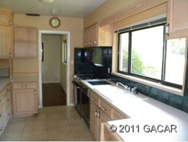 Foto del edificio - Black Acres-Three Bedroom, Two Bath 2068sf 1/2 mile to Law School or the Swamp