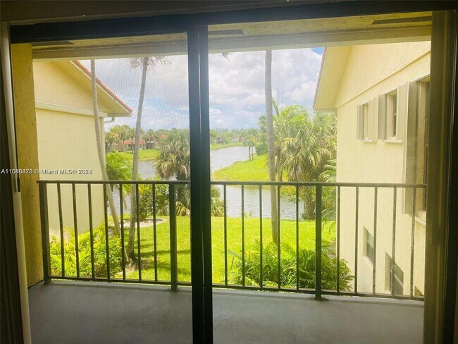 Foto del edificio - 1502 Lake Crystal Dr