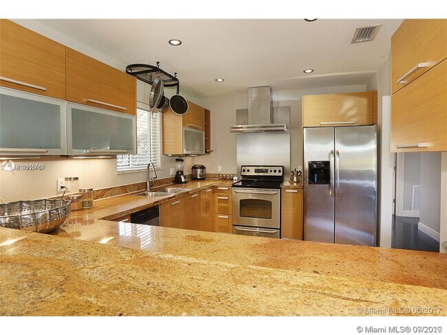 Building Photo - 7001 SW 71st Ave