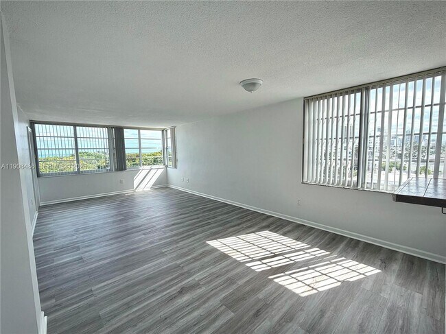 Foto del edificio - 8000 Harding Ave