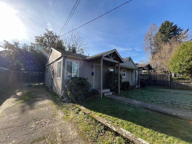 Foto del edificio - Updated and Bright 3 Bedroom 2 Bath Home in NE Portland (PDX/Columbia River)