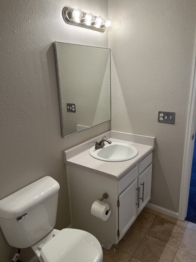 Foto del edificio - Beautiful townhome is Crown Point II!