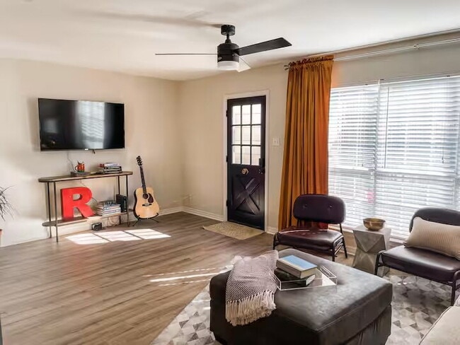 Building Photo - 253 E Stephenson St