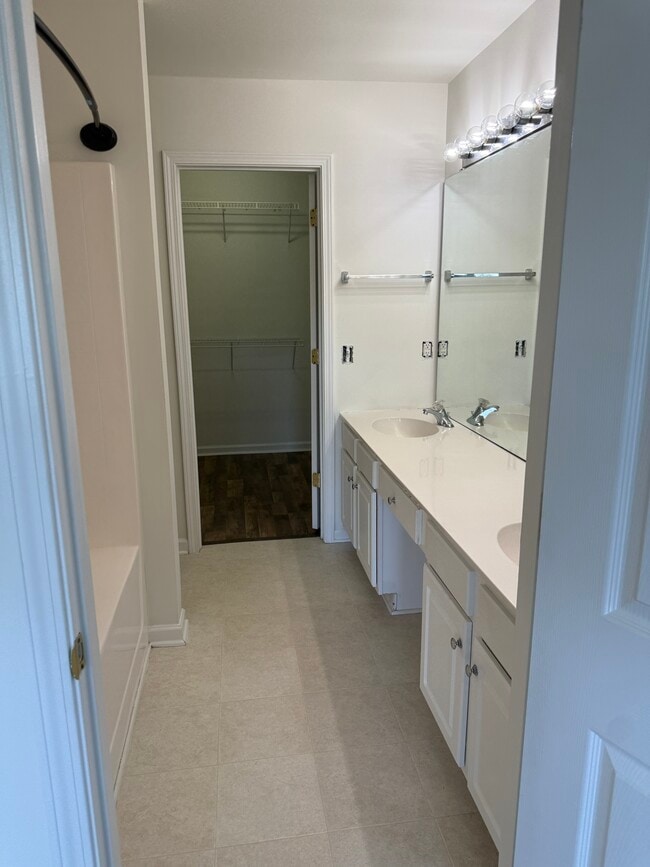 Foto del edificio - 2810 Azalea Hills Dr