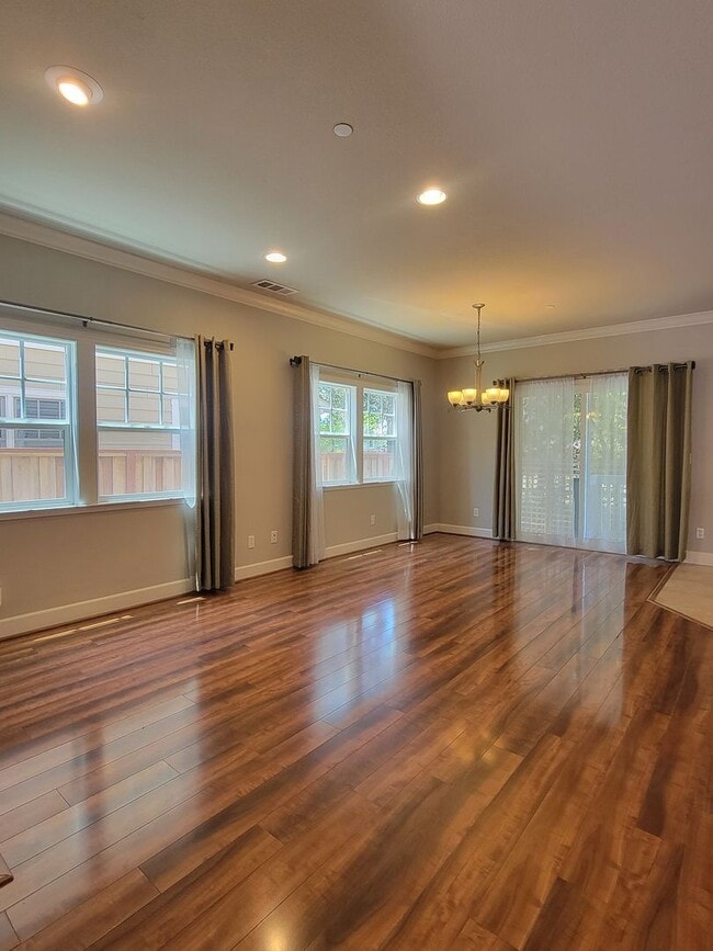 Building Photo - Charming Midtown Petaluma  – 3 Bed, 2.5 Bath