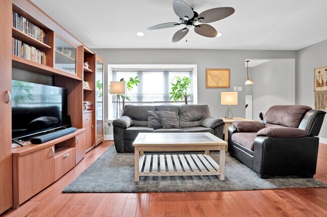 Building Photo - Elegant 3 Bed/2.5 Bath Townhome for rent i...