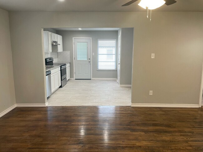 Building Photo - 613 S Andrews Ave