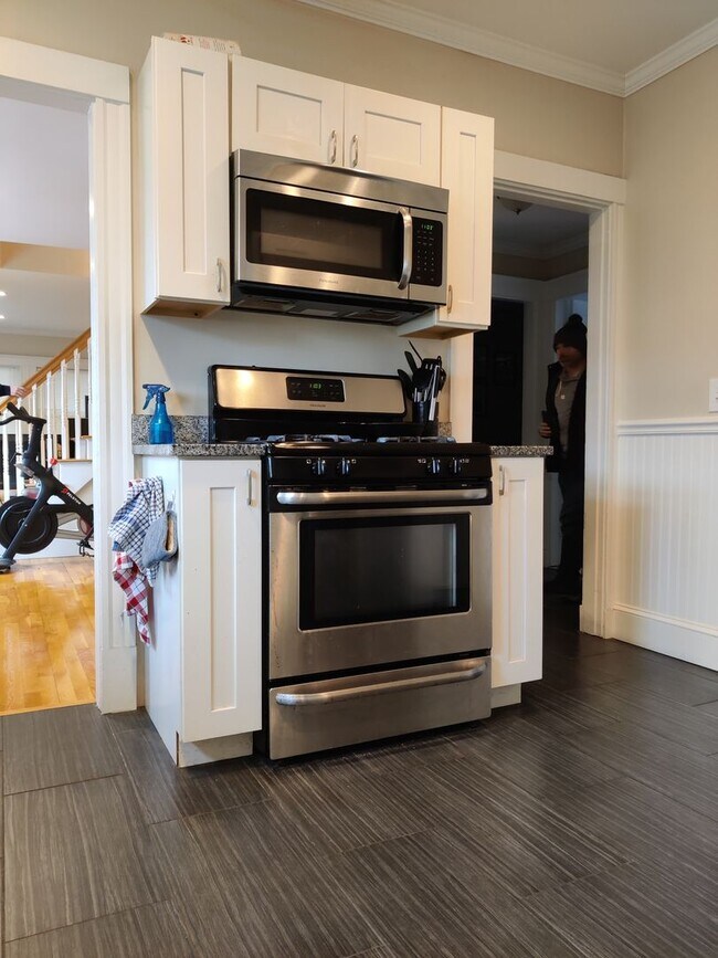 Foto del edificio - No brokers fee, Large Recently Renovated Unit, Free Laundry, Parking Included, Stainless Steel Ap...