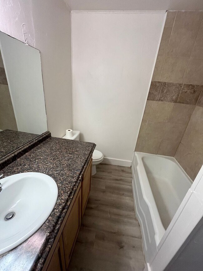 Foto del edificio - 2/1 with all major appliances two blocks f...
