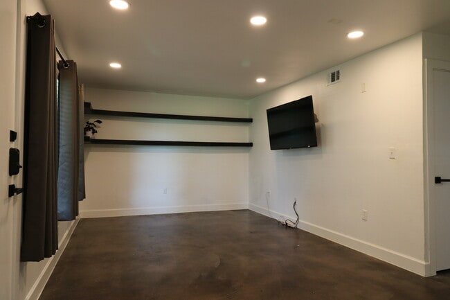 Building Photo - 2200 Dickson Dr