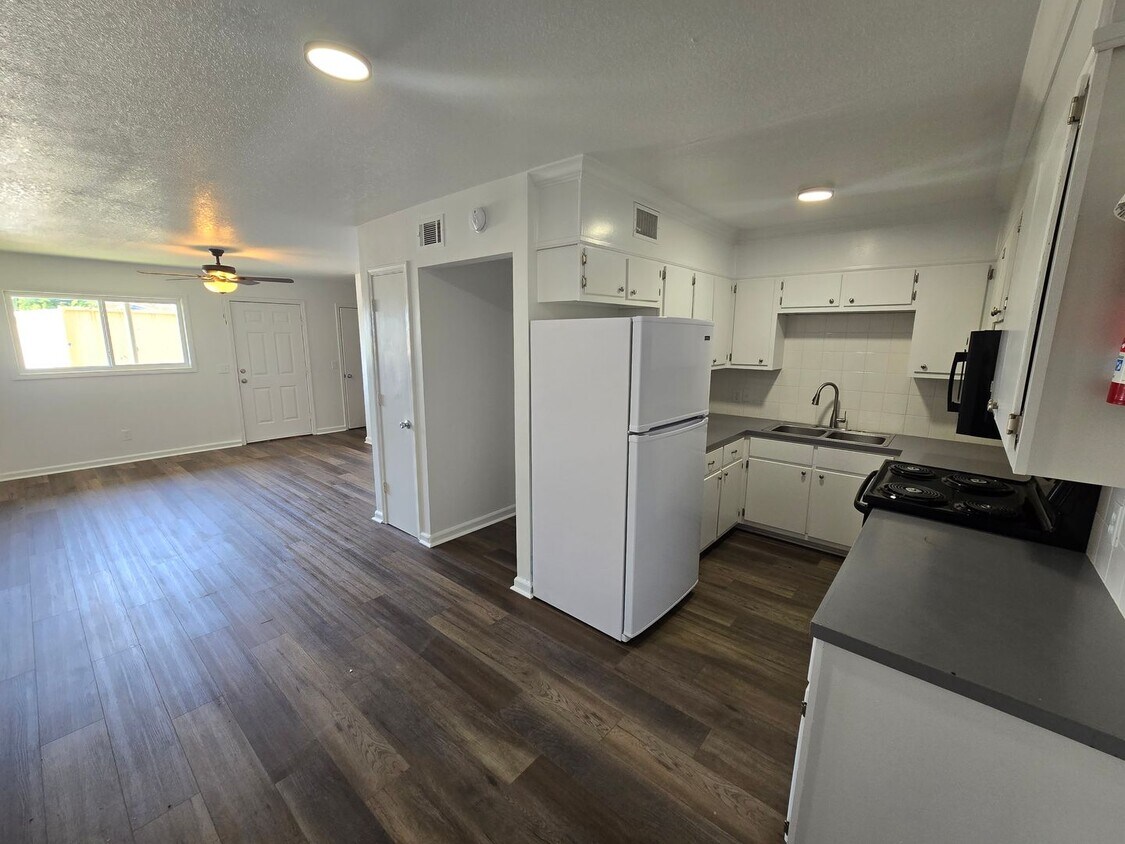Foto principal - Newly Remodeled 2 Bed/1.5 Bath Apartment i...