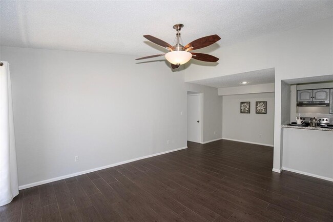 Foto del edificio - 3300 Pebblebrook Dr