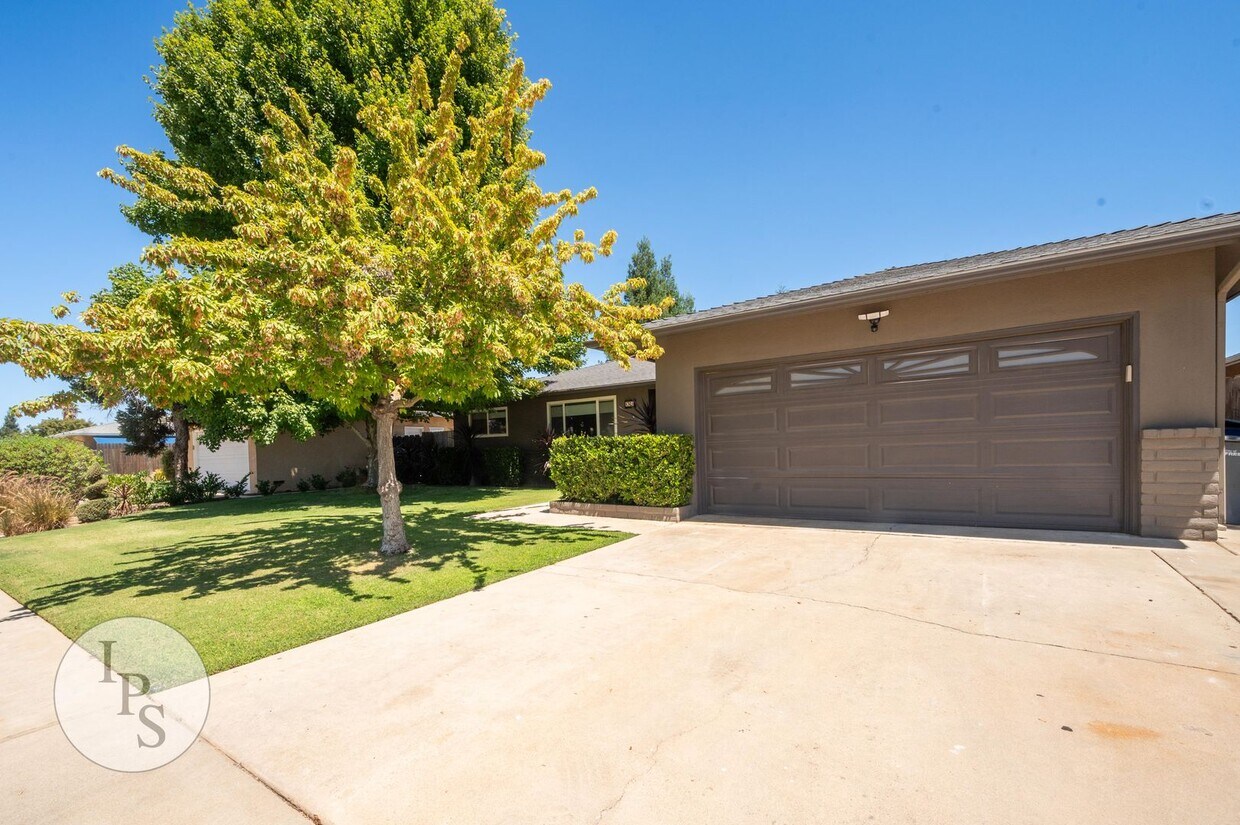 Foto principal - Fresno Eastside Home, 3BR/2BA, Near CSUF –...