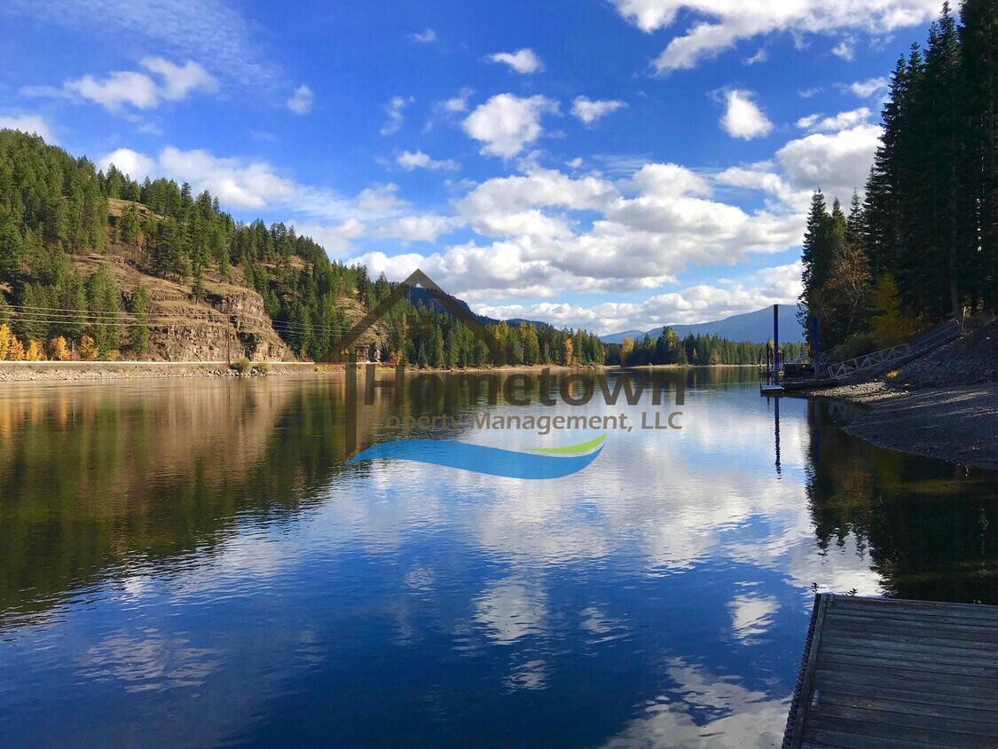 Foto principal - Riverfront Home on .62 acre Lot with Dock ...