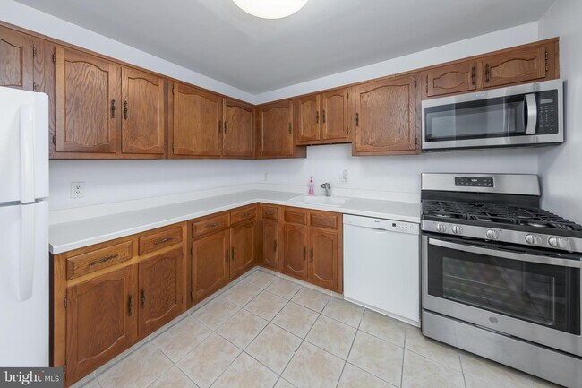 Building Photo - 1840 Frontage Rd