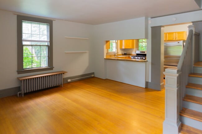 Foto del edificio - Inviting Stone Home for Rent – Walking Dis...