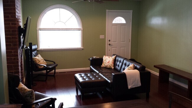 Primer piso, sala de estar - 4020 Murray Ave