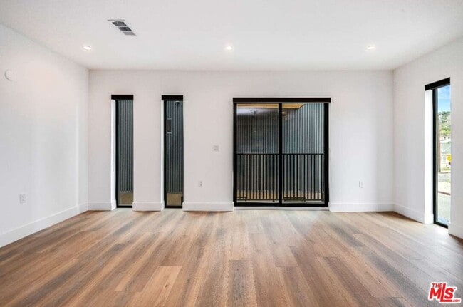 Building Photo - 354 Newland St