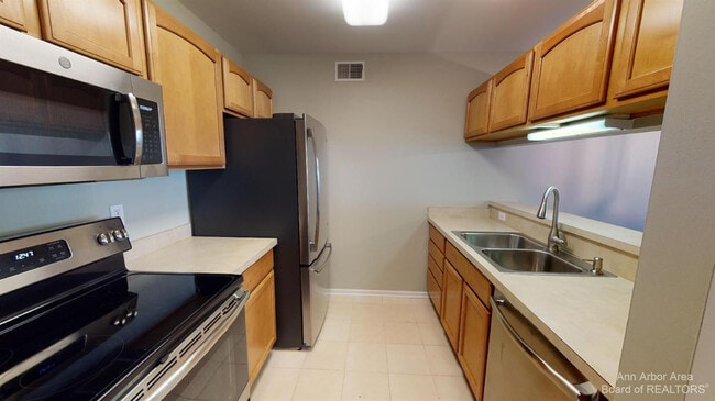 Building Photo - 2774 S Knightsbridge Cir