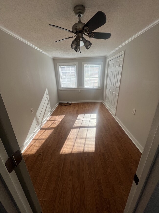 Building Photo - 204 Greenview Dr