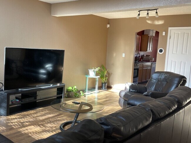 Foto del edificio - 729 Linda Johnson Ave