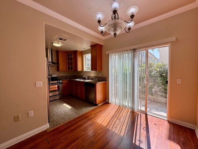 Building Photo - 3 Bedroom 3 Bathroom Pasadena Townhouse wi...