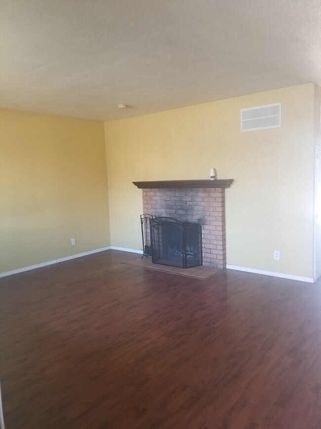 Foto del edificio - PUEBLO STYLE UPTOWN NE 3BD  2/BA 1/CG