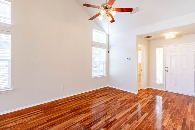 Foto del edificio - Vibrant 2 story, 3 bedroom, 2.5 bathroom i...