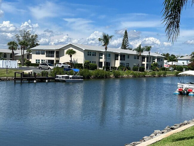 Parte trasera del condominio (segundo piso), segundo desde la izquierda. - 1860 Robalo Dr