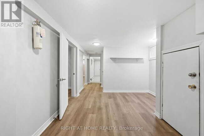 Photo du bâtiment - 708 Carnegie Ave