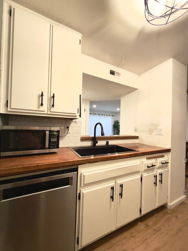 Foto del edificio - 7334 Quill Dr