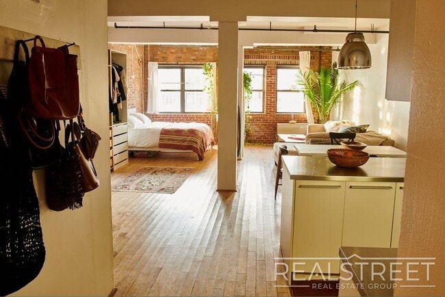 Building Photo - Spacious LOFT in Williamsburg!