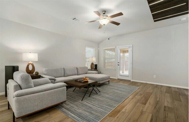 Foto del edificio - 205 Cresta Cv Ct