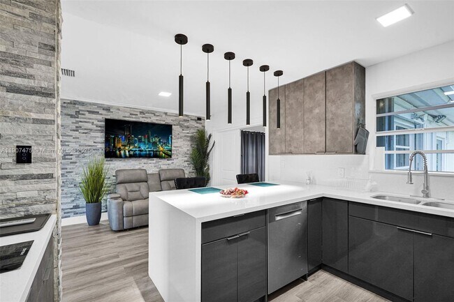 Foto del edificio - 1420 S 24th Terrace