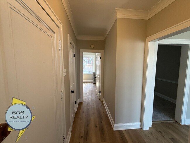 Foto del edificio - Spacious updated 6 Corners Apartments!