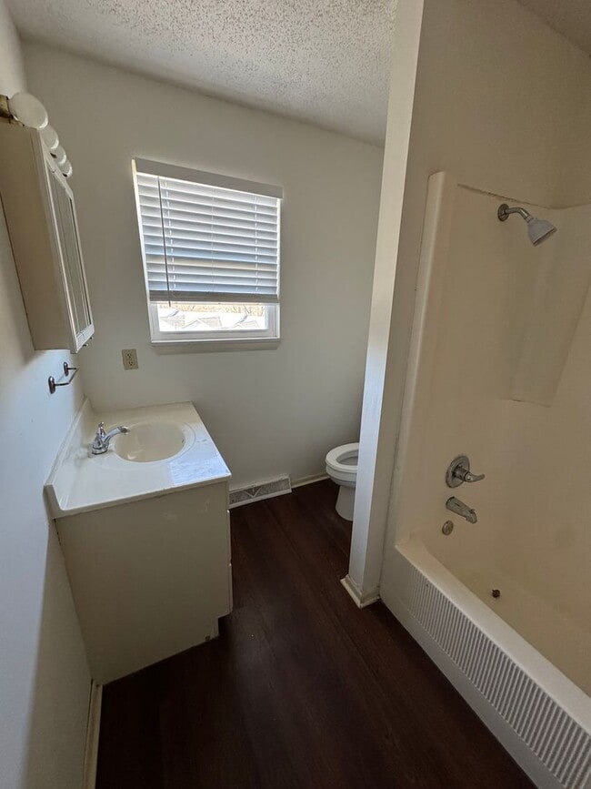 Building Photo - Three Level Three Bedroom Duplex in SW Columbia