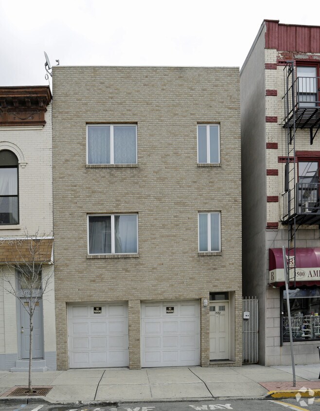 Building Photo - 1502 Summit Ave