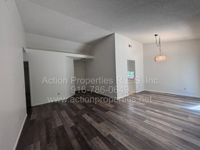 Foto del edificio - Charming 3 Bed, 2 Bath House - Close to Shopping, Schools, and Parks - New Paint - Updated Flooring!