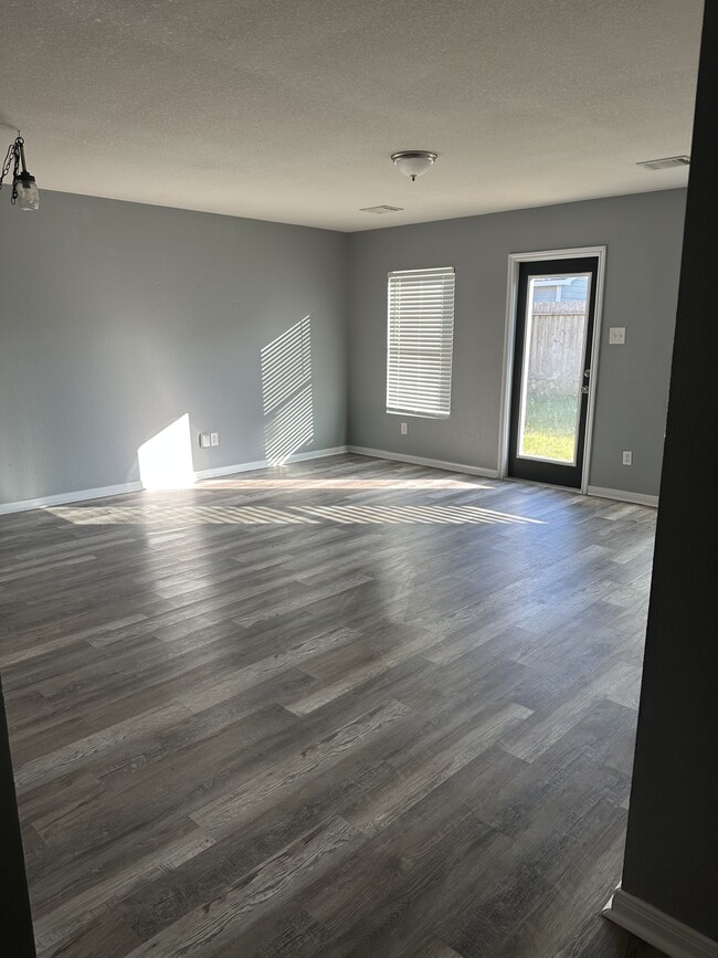 Building Photo - 15638 Del Norte Dr