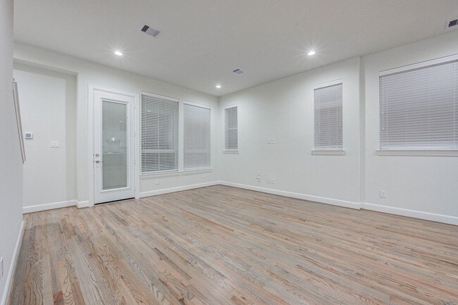 Building Photo - Magnificent Townhome!