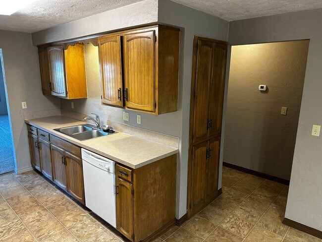 Building Photo - Three Bedroom Home in Keizer