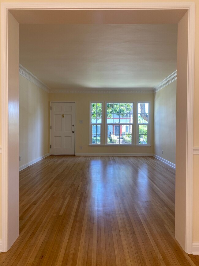 Living Room - 717 S Wilton Pl