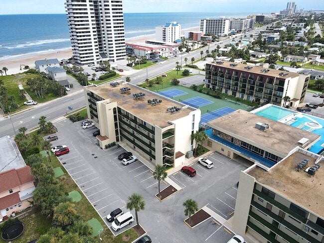 Building Photo - Updated 1 Bed 1 Bath Condo Across A1A from Ocean in Daytona w Community Pool!