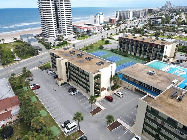 Foto del edificio - Updated 1 Bed 1 Bath Condo Across A1A from Ocean in Daytona w Community Pool!