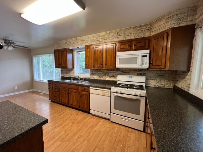 Building Photo - 3908 Staatz Dr
