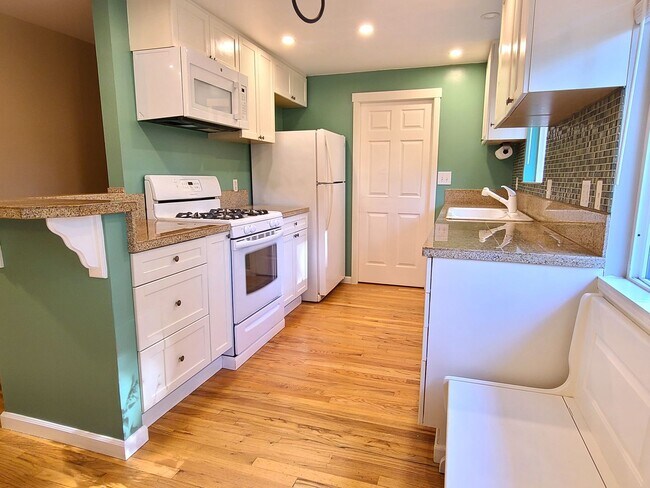 Foto del edificio - Charming 3Bd/2Ba Kirkland Home with Huge Yard!