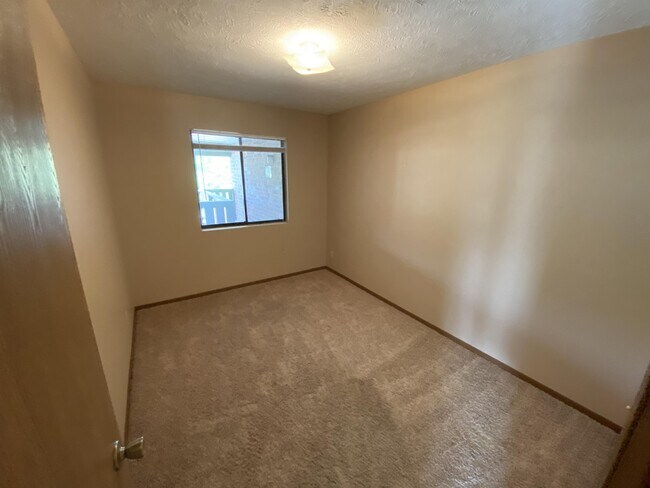 Building Photo - 5820 S 52nd St