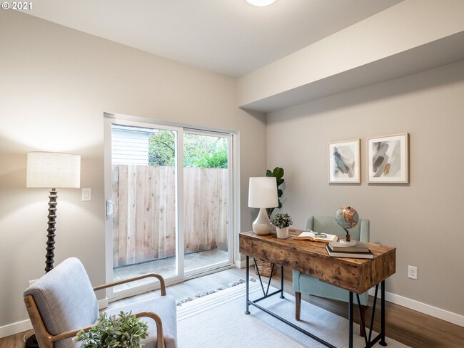 Building Photo - Detached Townhouse, 3br 3.5bth, Built 2022, Gorgeous upgrades