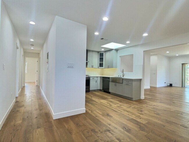 Building Photo - 6BD/4BA Spacious Single-Family Home with M...